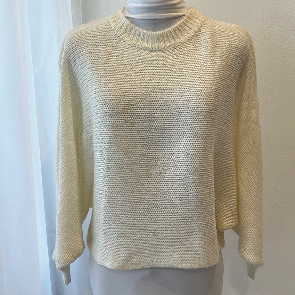 NWOT Creamy White Batwing Cropped Knit Sweater sz Small